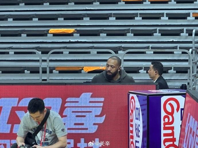 今晚不打？廣東主場迎戰(zhàn)廣廈 吉倫沃特一身便裝現(xiàn)身球館