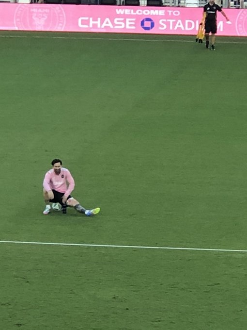 記者：梅西在訓(xùn)練中對(duì)左腿內(nèi)收肌受傷部位進(jìn)行冰敷，周末出戰(zhàn)成疑