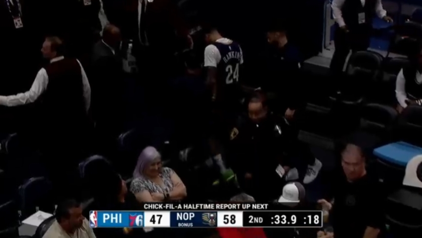 傷病退散！霍金斯落地沒站穩(wěn) 緊捂腳踝痛苦不堪 隨后回到更衣室