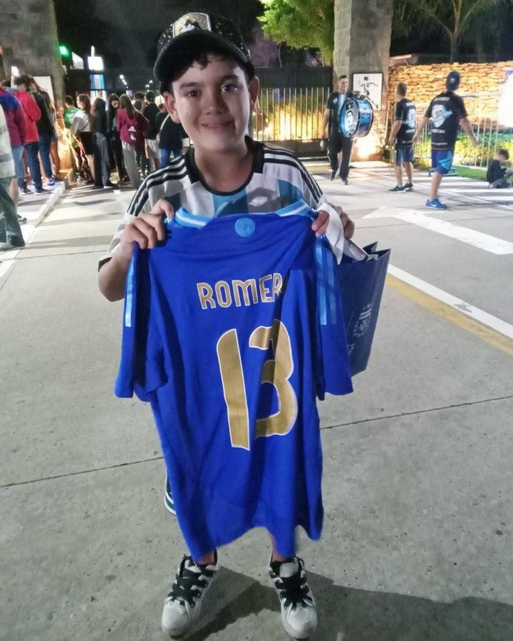 暖心！羅梅羅將簽名球衣贈(zèng)送給哭著接受采訪的小球迷