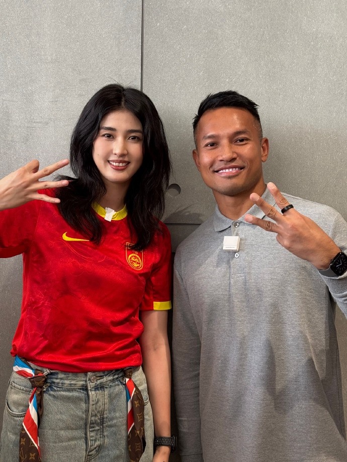 趙麗娜合影新加坡門將桑尼：為國足接好運