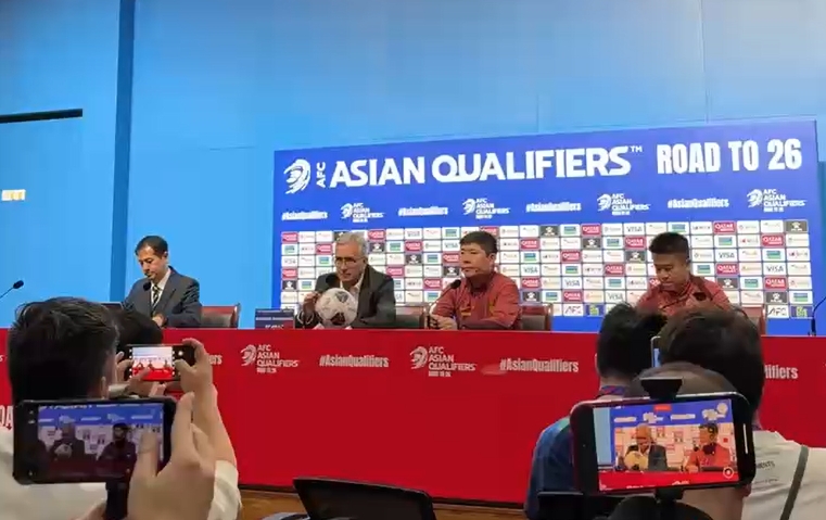 記者：發(fā)布會(huì)上伊萬看上去有很強(qiáng)烈的傾訴欲望，這在以往并不常見