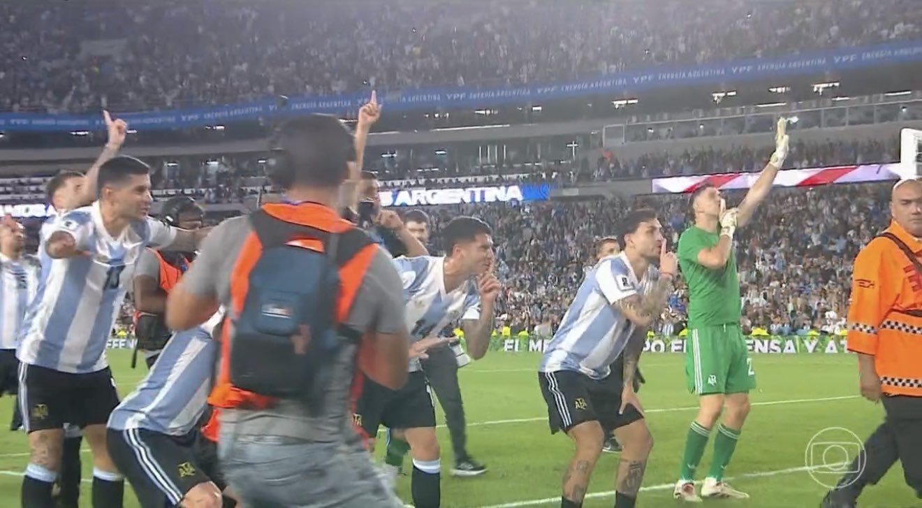 為巴西默哀一分鐘！阿根廷球員賽后朝看臺示意，靜下來為巴西默哀