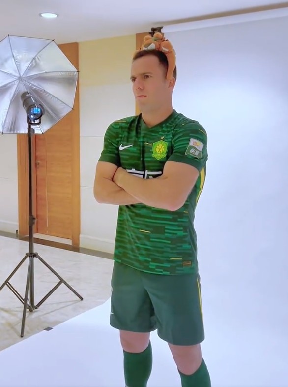 塞爾吉尼奧將迎國(guó)安首秀，博主曬其一個(gè)月前標(biāo)準(zhǔn)照拍攝花絮