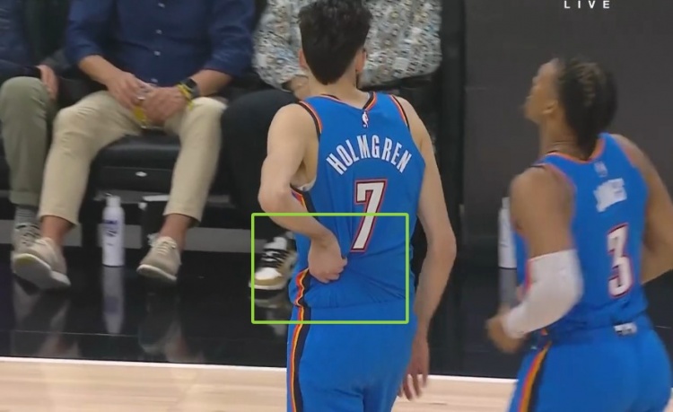 稍有不適！切特扣籃+蓋帽后捂著腰部左側(cè) 但繼續(xù)堅(jiān)持出戰(zhàn)