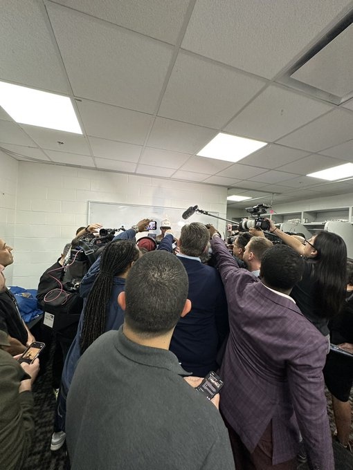 這陣勢(shì)！巴特勒采訪(fǎng)現(xiàn)場(chǎng)被圍得水泄不通