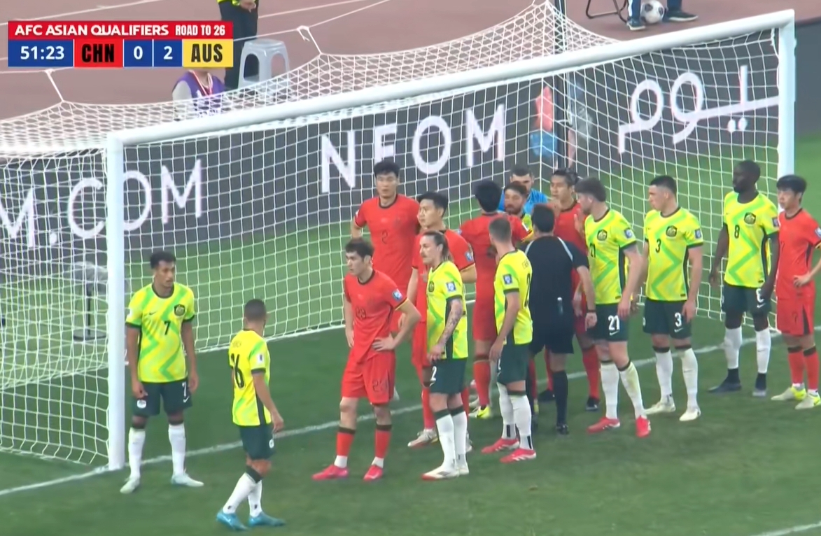 國(guó)足角球布置：門(mén)前扎人堆，困住澳大利亞1米84門(mén)將瑞安