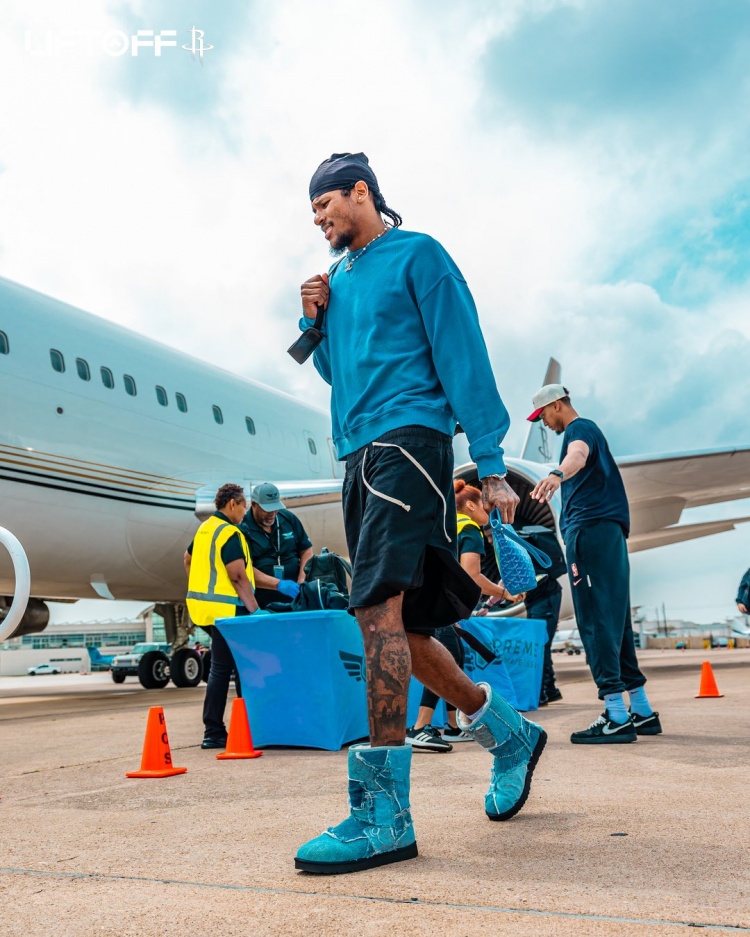 火箭官推曬球員登機照：杰倫-格林藍衣藍靴子惹眼