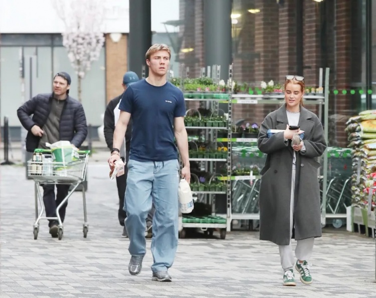 太陽報：曼聯(lián)前鋒霍伊倫近日與女友現(xiàn)身超市購買生活用品