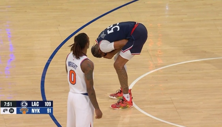 拼了！小瓊斯被打失去平衡仍拋投2+1 倒地不起緩了半天