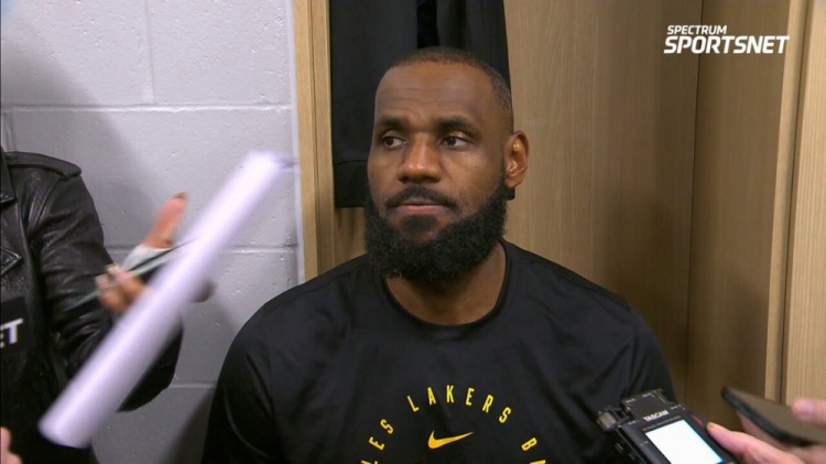 詹姆斯：球隊(duì)目前最需要我去防守 大量打小陣容時(shí)我需要保護(hù)籃板