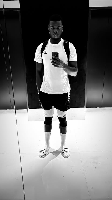 解禁但失業(yè)中！博格巴社媒曬自拍，白T恤小背包+長(zhǎng)襪搭涼鞋