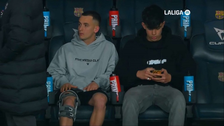 早日康復(fù)！卡薩多換發(fā)型+佩戴護具觀看巴薩vs奧薩蘇納