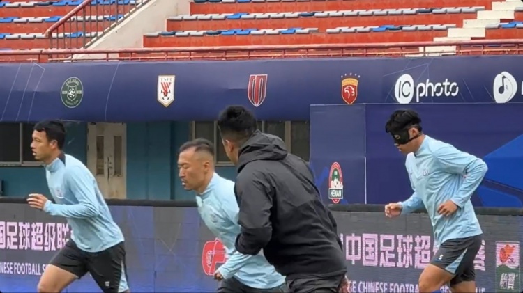 申花今天賽前踩場(chǎng)訓(xùn)練，中衛(wèi)朱辰杰戴面具參加