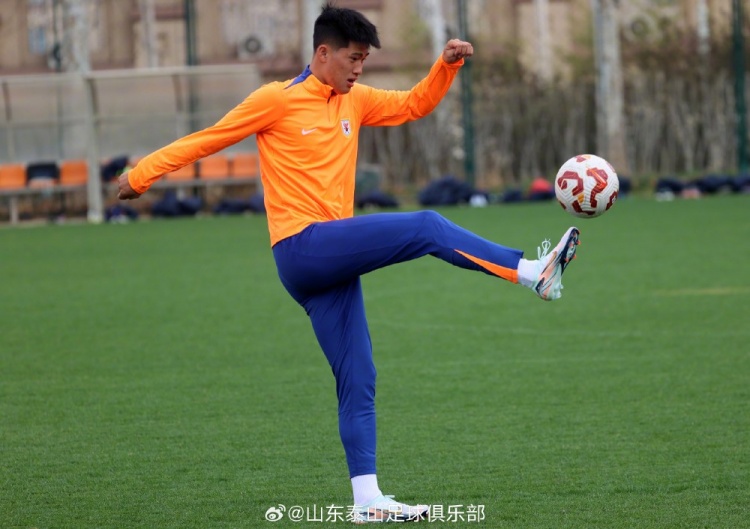 今天泰山B隊(duì)在基地內(nèi)積極備戰(zhàn)，彭嘯、依木蘭和陳澤仕參加訓(xùn)練