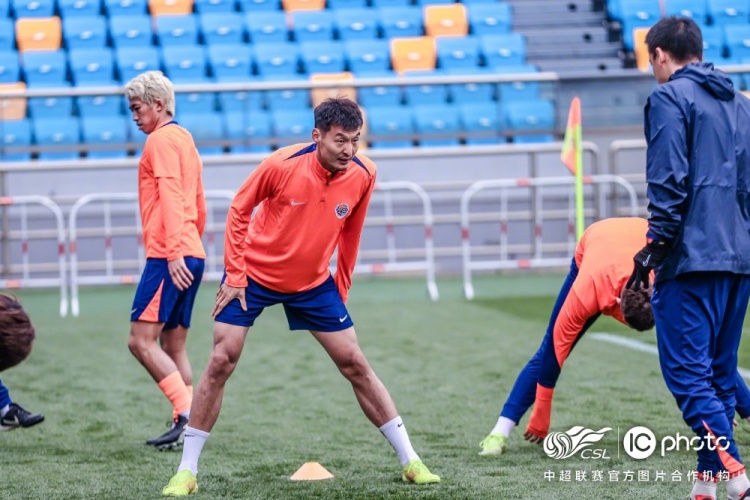 球隊(duì)完成在泰達(dá)足球場(chǎng)的踩場(chǎng)訓(xùn)練，明日前來天津的球迷注意添衣