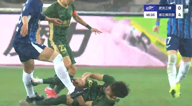 王鈺棟傷退！鄭凱木身后絆倒+踩中王鈺棟腳踝，后者被擔(dān)架抬下