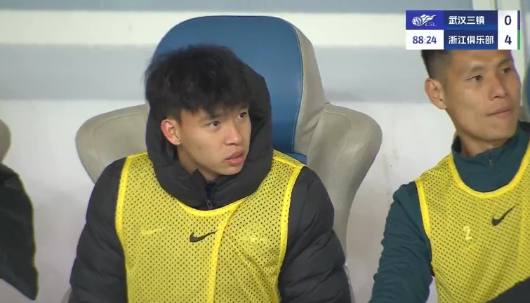 望無大礙！王鈺棟傷退后回到替補(bǔ)席，本場(chǎng)造烏龍+收獲中超處子球
