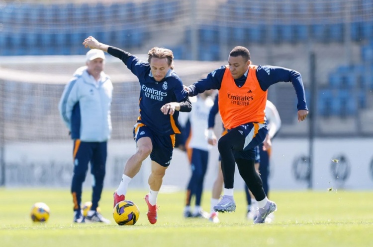 皇馬今日訓練：庫爾圖瓦室內(nèi)訓練，門迪和塞巴略斯繼續(xù)恢復(fù)過程