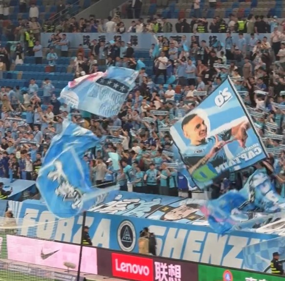 記者：城市集團(tuán)高層現(xiàn)場觀看深圳新鵬城 專業(yè)球場氛圍讓他們滿意