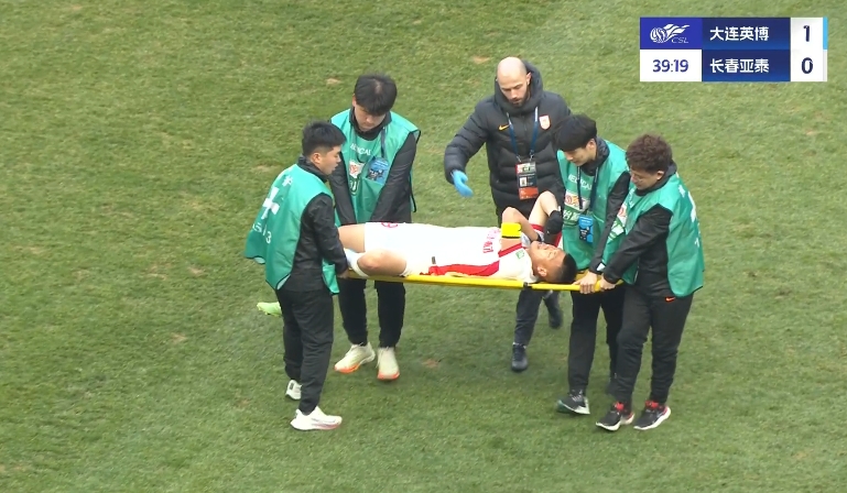 亞泰連續(xù)2人傷退！李申圓直接返回更衣室，譚龍被擔(dān)架抬下球場