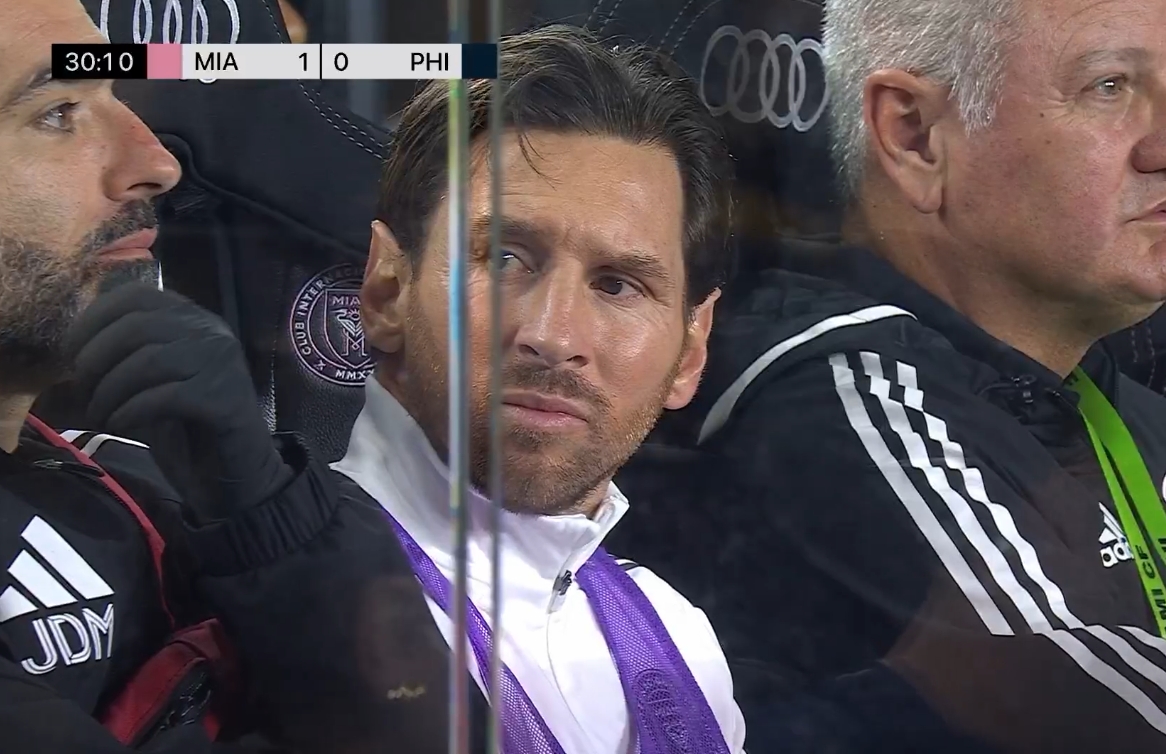 何解梅癮？鏡頭頻頻給到場(chǎng)邊的梅西，缺席阿根廷比賽后繼續(xù)替補(bǔ)