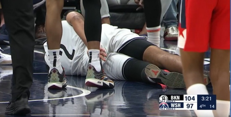 希望沒事?。】仿?約翰遜對抗防守平拍在地板上 已返回更衣室