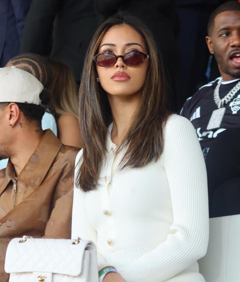 球場(chǎng)失意情場(chǎng)得意！阿里攜超模女友看球 后者大秀美腿&已交往3年