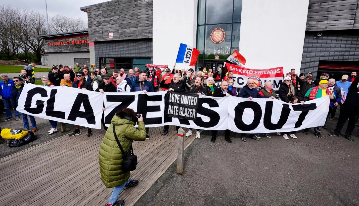 曼聯(lián)球迷組織舉行聯(lián)合抗議活動，表達(dá)對格雷澤家族的抗議