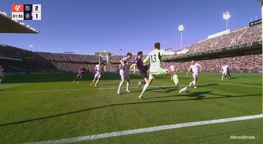 穿門將小門！萊萬高難度勾射破門，巴薩主場2-1再度領(lǐng)先赫羅納