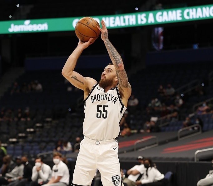 字母在70年代砍250分？邁克-詹姆斯：過(guò)去可不慣著走步&翻腕&二帶