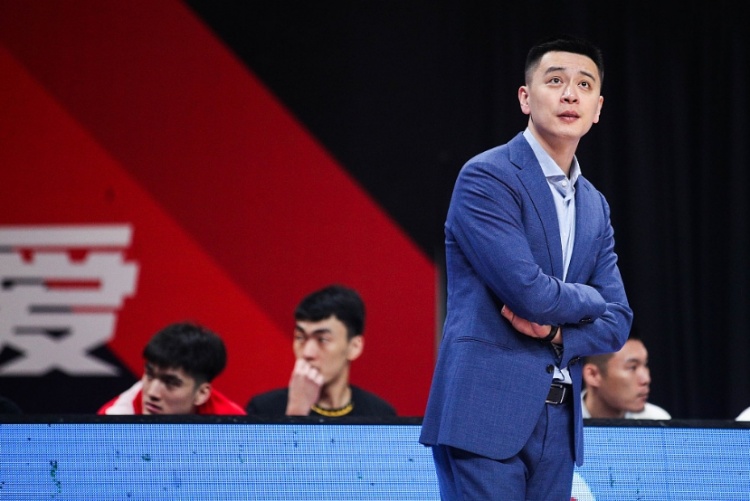 楊鳴：現(xiàn)階段比賽強度和季后賽沒多大區(qū)別 如何保持健康令人頭疼