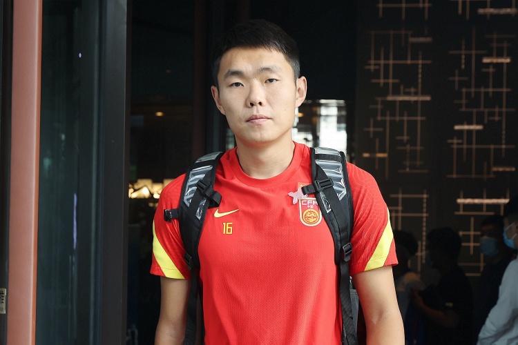 媒體人：國足征召5名邊后衛(wèi)真的有必要嗎？中場堆積眾多8號位