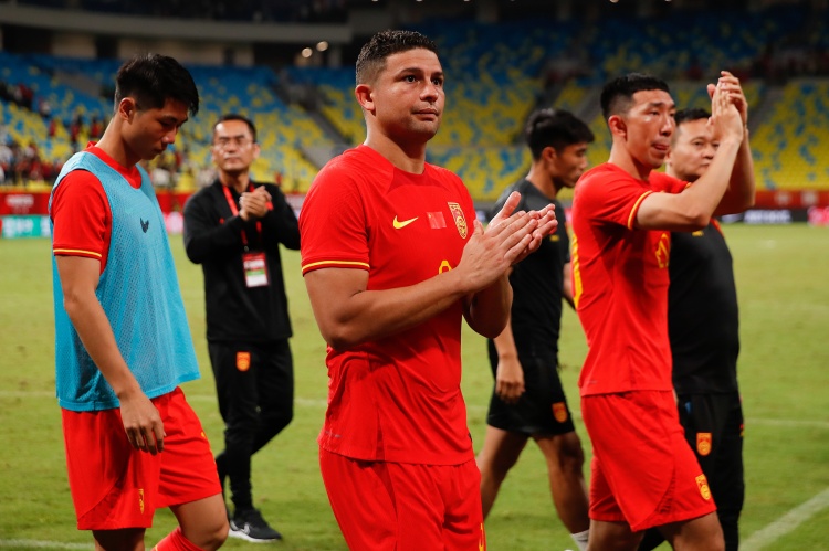 足球報(bào)：第一代非血緣歸化國腳退出歷史舞臺(tái)，代價(jià)巨大收效甚微