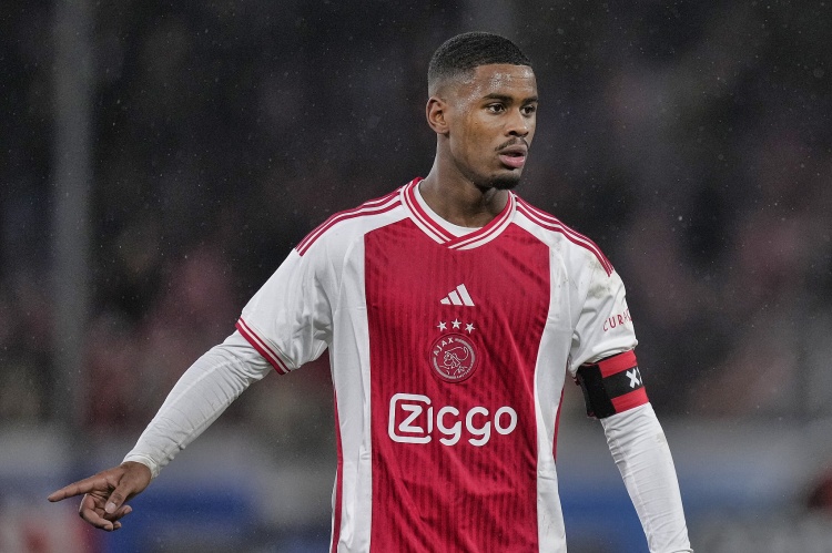 英媒：利物浦有意阿賈克斯18歲后衛(wèi)哈托，已現(xiàn)場(chǎng)考察球員