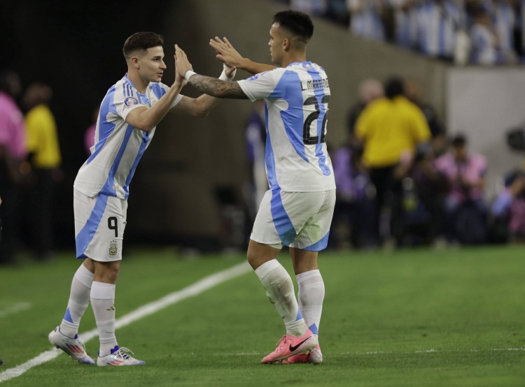 TYC：梅西傷缺后，勞塔羅和阿爾瓦雷斯可能聯(lián)袂首發(fā)對陣烏拉圭