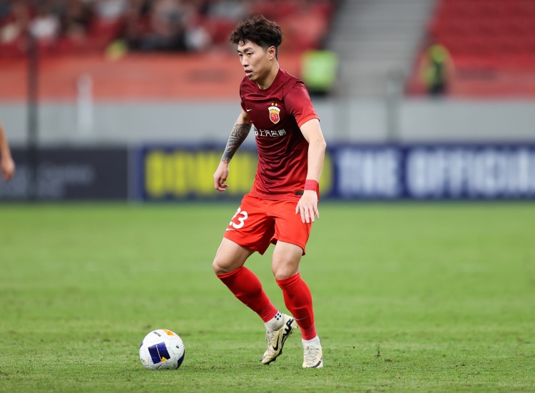 跟隊記者：傅歡崴了膝蓋，明后天得檢查一下