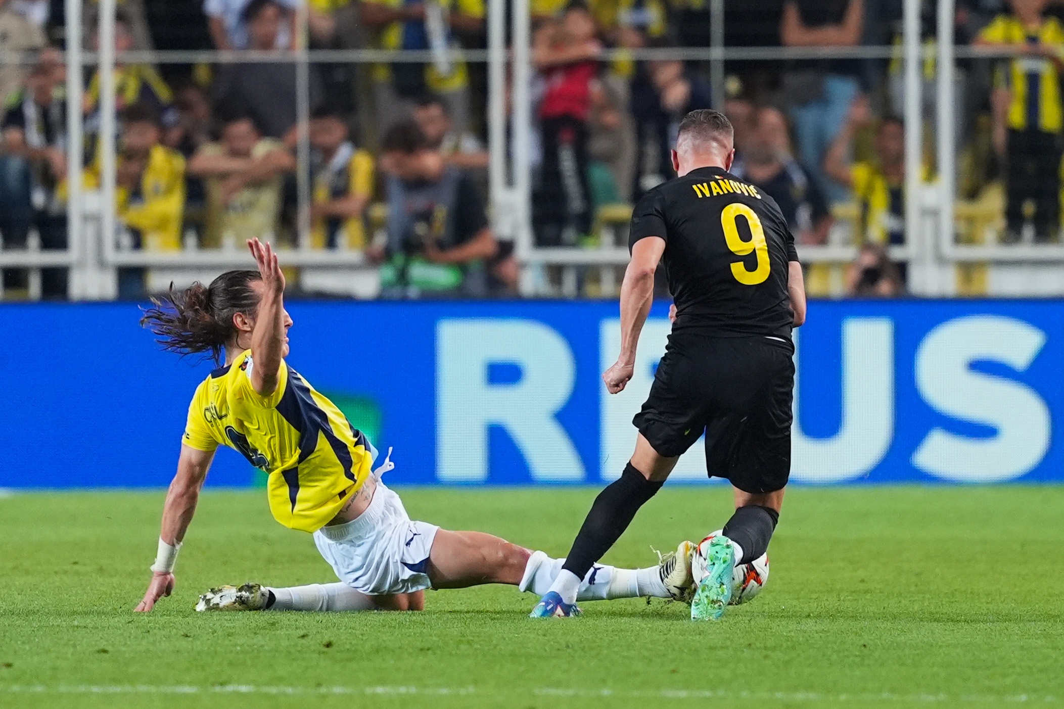 費(fèi)內(nèi)巴切官方：后衛(wèi)瑟云聚背部肌肉嚴(yán)重水腫和出血，已開(kāi)始治療