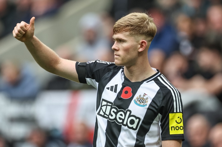 官方：紐卡左后衛(wèi)霍爾腳部骨頭受傷將接受手術(shù)，賽季報銷