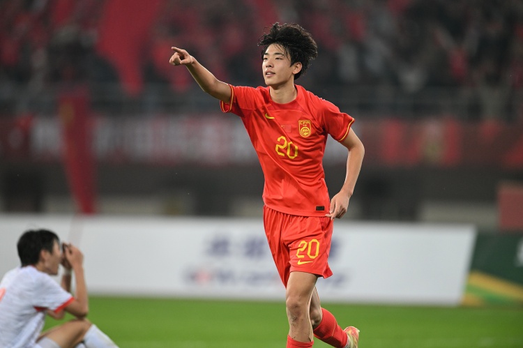 記者贊朱鵬宇：黎兵轉(zhuǎn)世靈童重現(xiàn)大連，國足中鋒位置快來人了