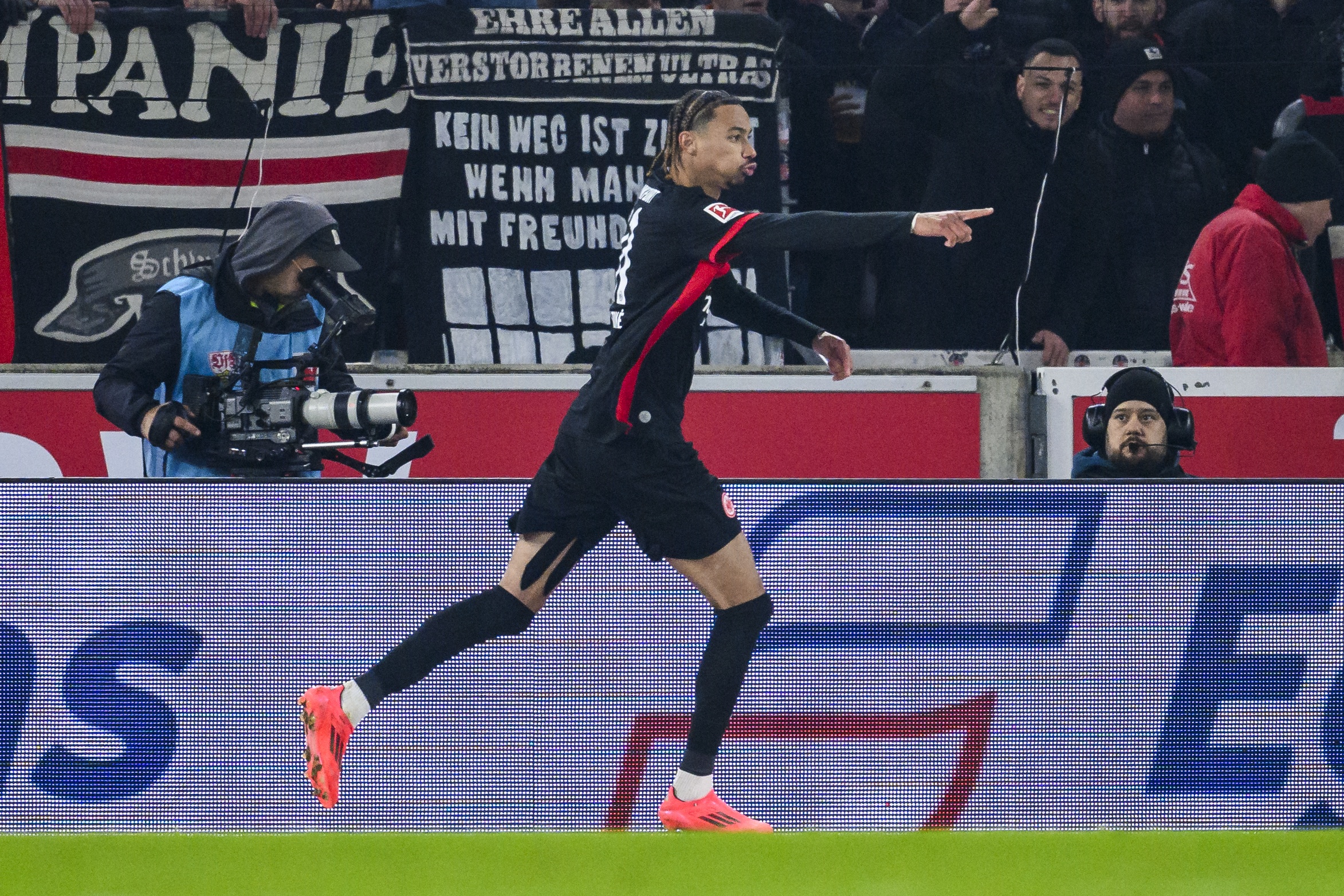 記者：曼聯(lián)正認(rèn)真考慮簽?；倏耍ㄌm克福要價(jià)8000萬歐