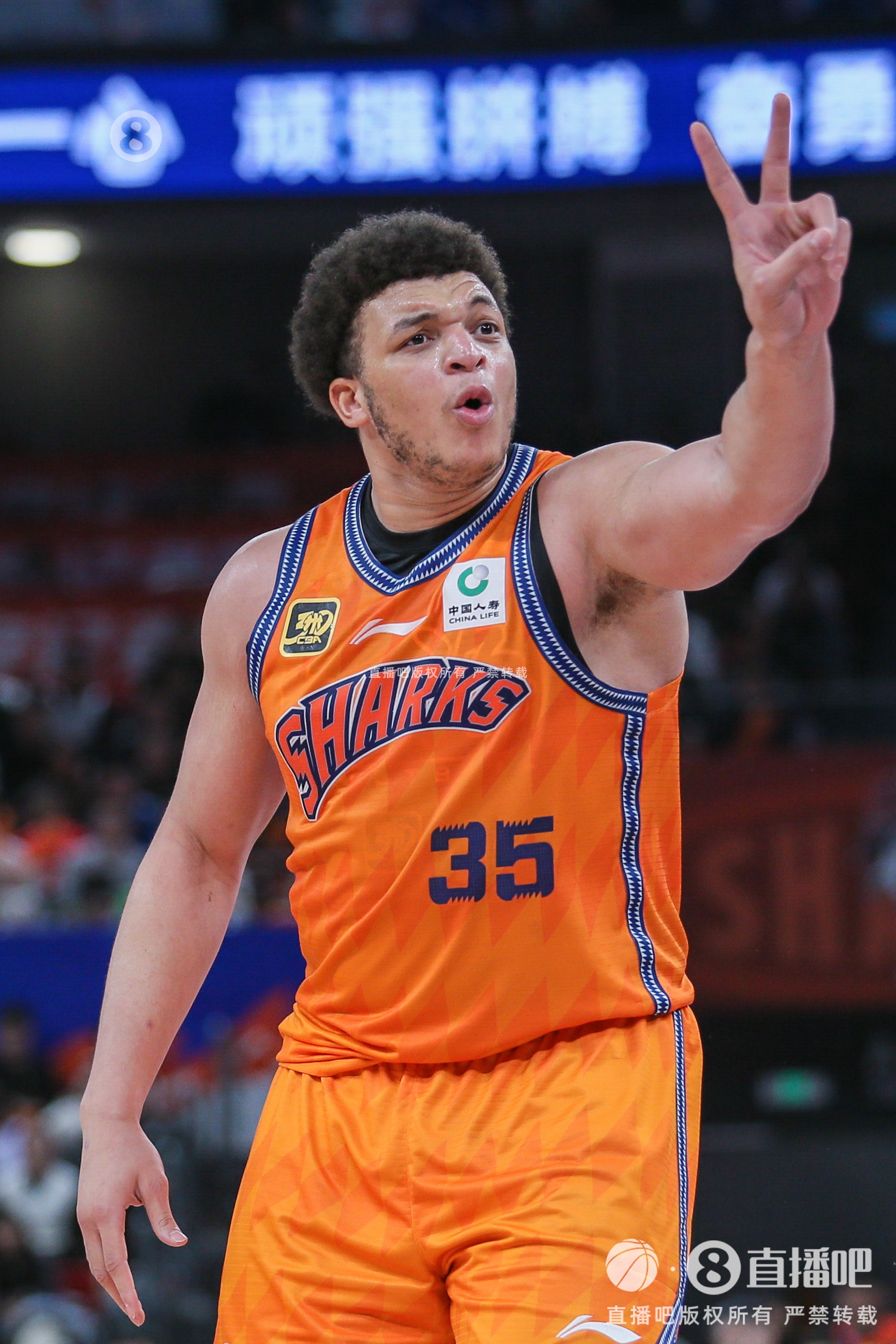 官方：洛夫頓對裁判使用不當手勢&發(fā)表不當言論合計停賽2場 罰5萬