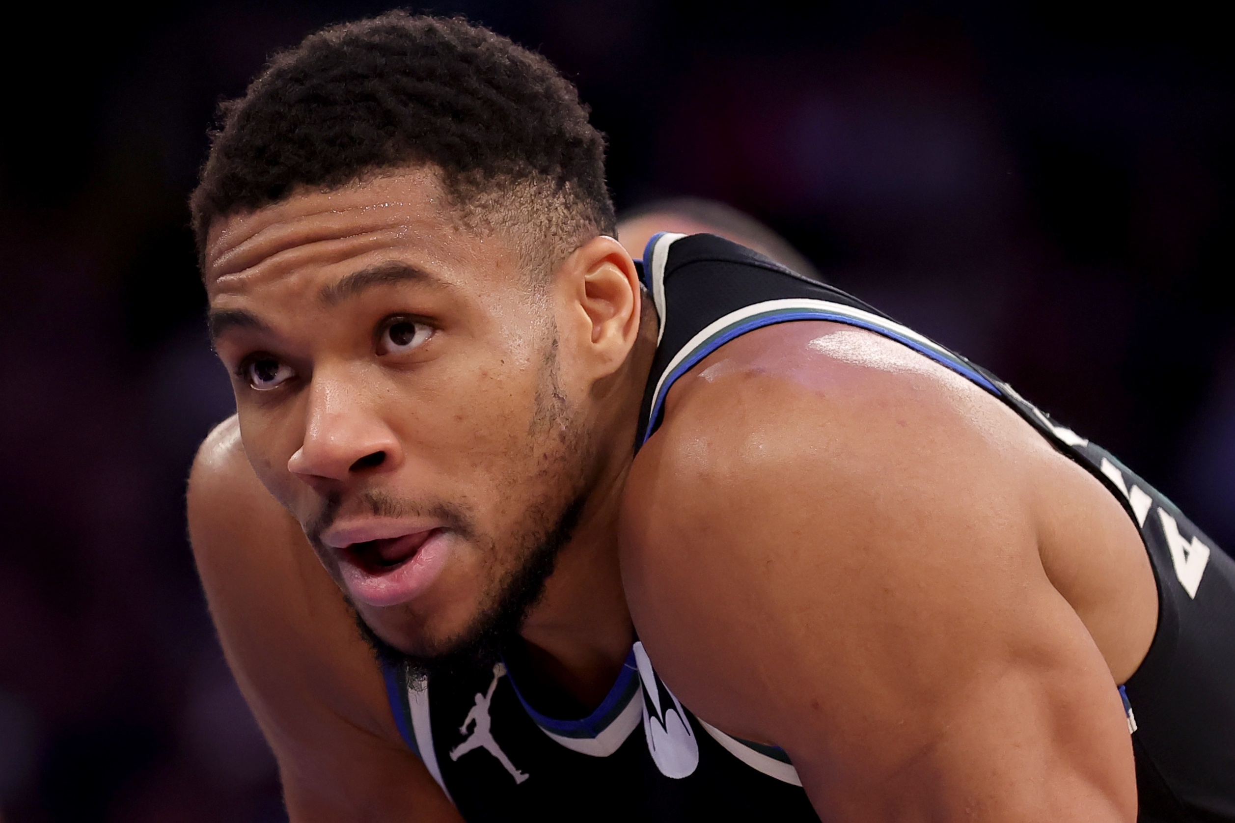 扛起球隊(duì)！字母哥半場(chǎng)13中8拿到18分5板2助2斷