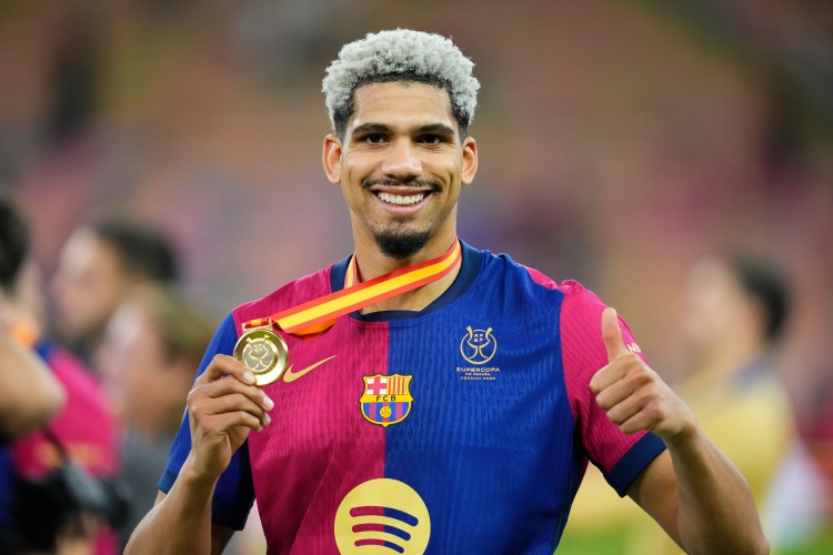 每體：拉菲和阿勞霍將在周三晚上包機(jī)回巴薩，對(duì)奧薩蘇納有望替補(bǔ)