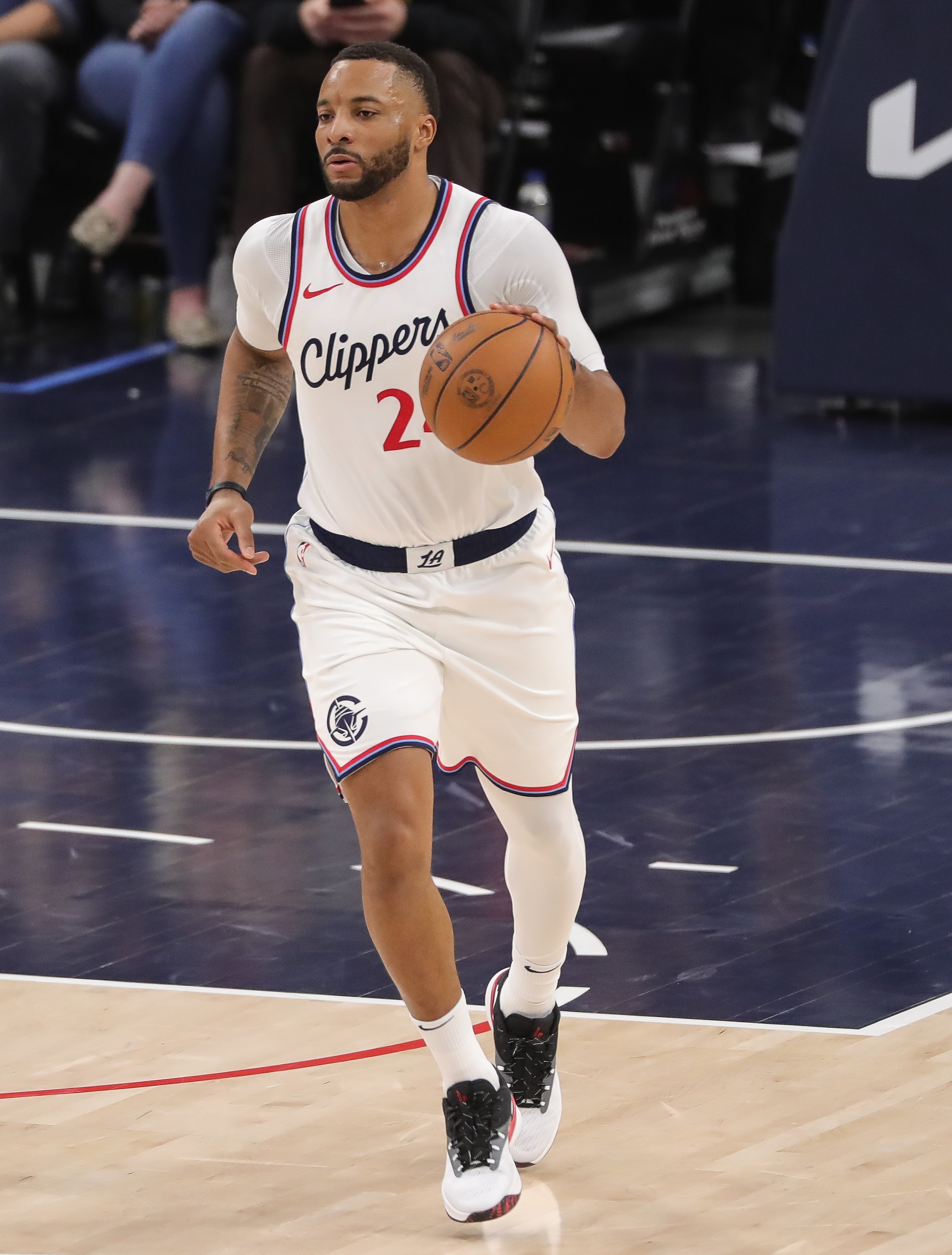 網(wǎng)友to鮑威爾：打湖人對(duì)你而言就像總決賽！鮑威爾：湖人很重要？