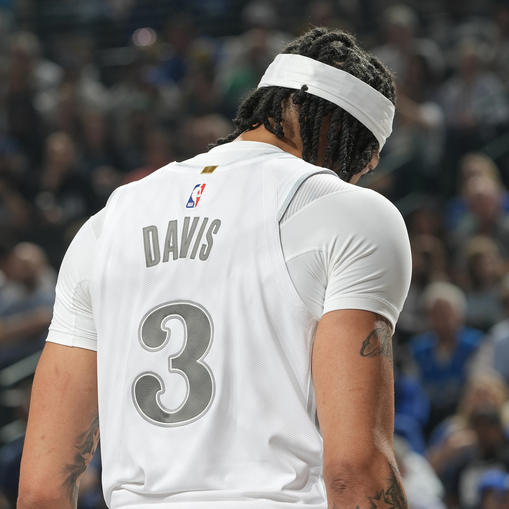 沒狀態(tài)！濃眉半場11投僅2中拿到6分4板 罰球5中2&正負(fù)值-13最低