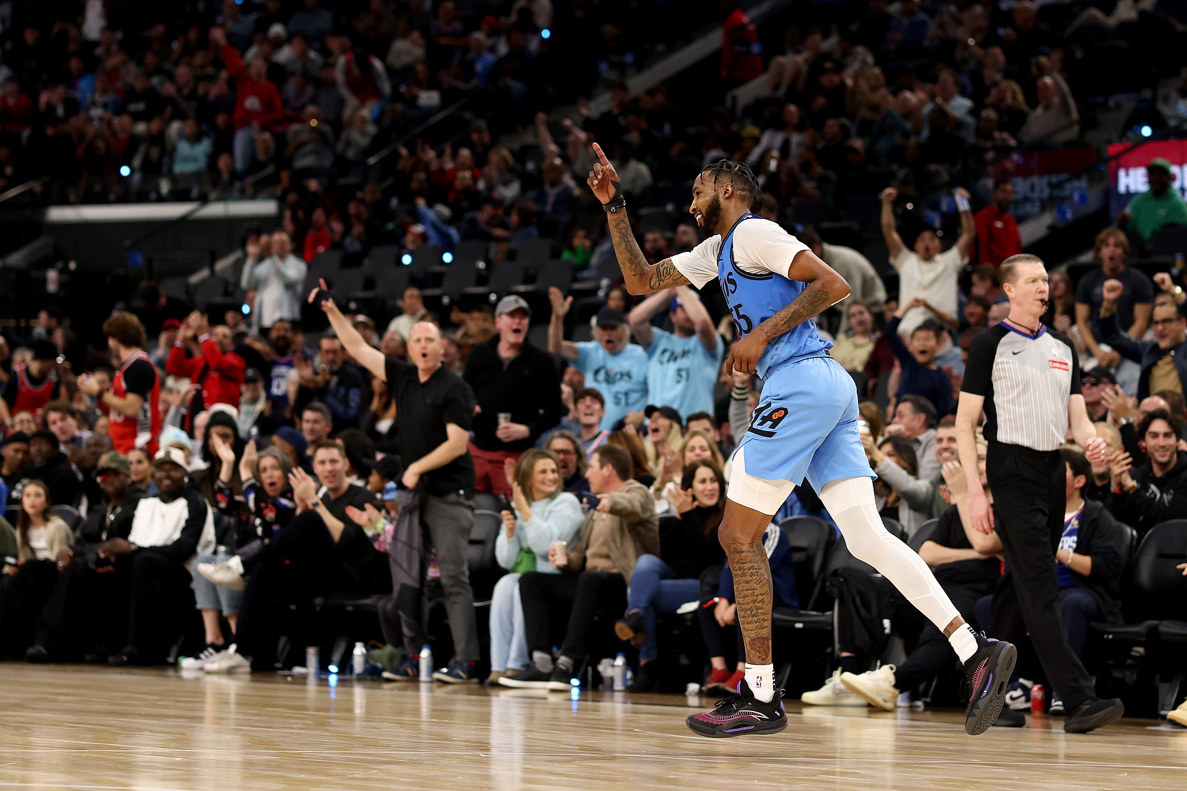 替補(bǔ)打得可以！小德里克-瓊斯11中6拿下15分3板1助2斷