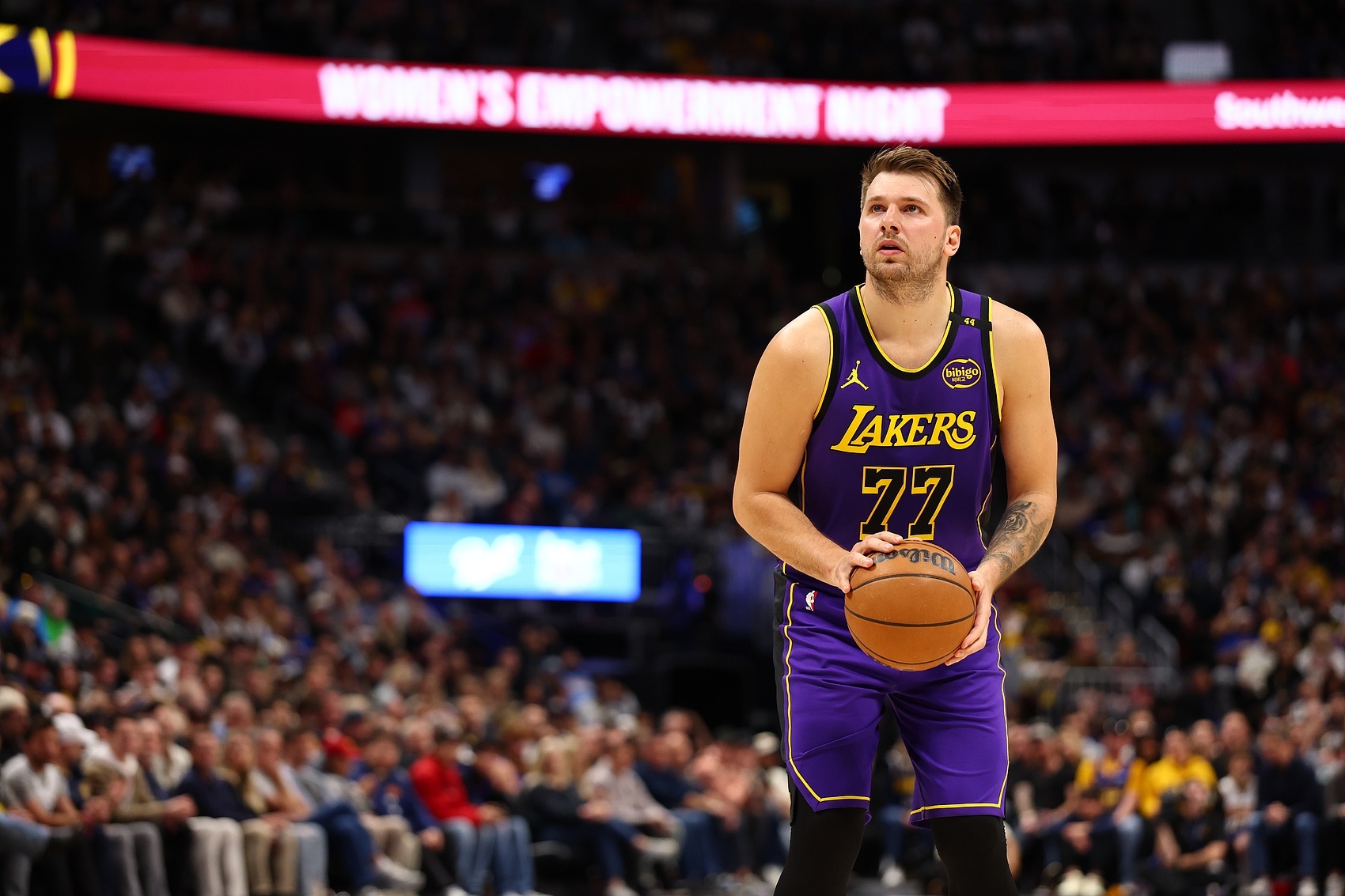 19分5板5助2斷1帽！Skip：上半場證明湖人盧卡能有多棒