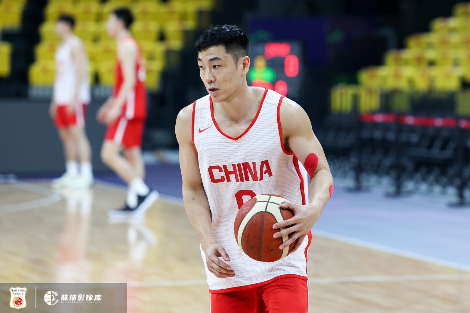 鬼手神掏！高詩巖妙傳&搶斷印象深刻 貢獻(xiàn)3板3助3斷&正負(fù)值+15！