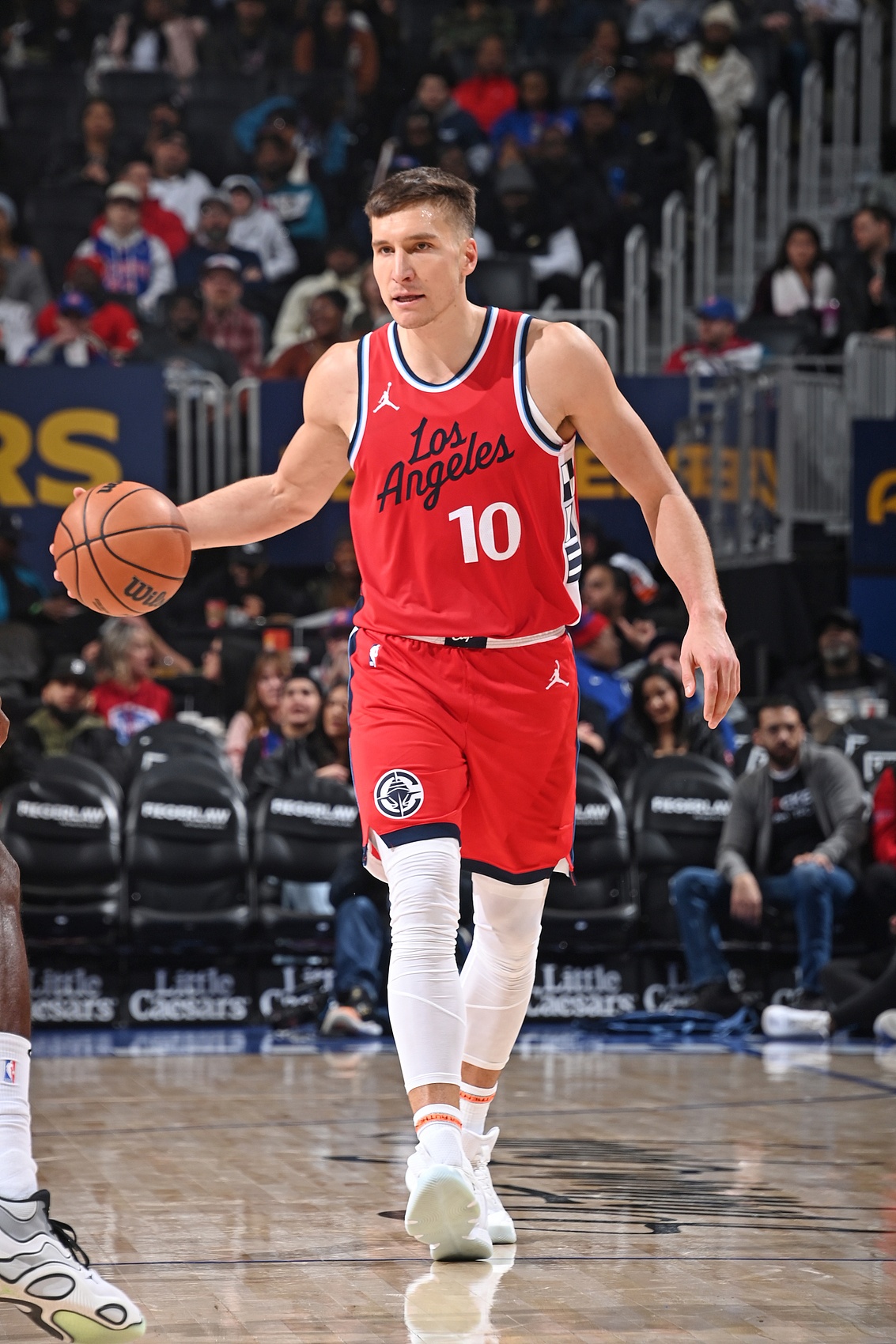 這才是熟悉的你！博格丹上半場6中4得到10分1板1助 三分2中2